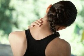 La niña está preocupada por los síntomas de la osteocondrosis cervical