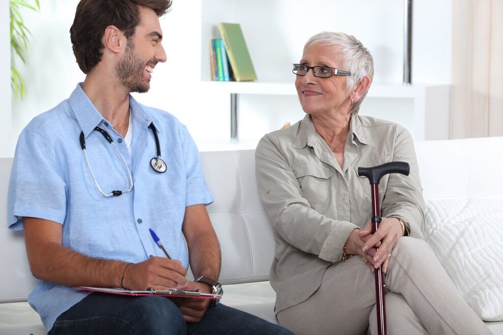 consulta con un médico para la artrosis de cadera
