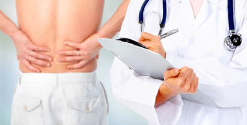 El médico prescribe un tratamiento para el dolor de espalda.