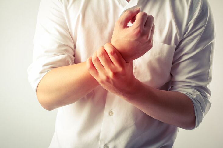Entumecimiento de las manos debido a la osteocondrosis de la columna cervical.